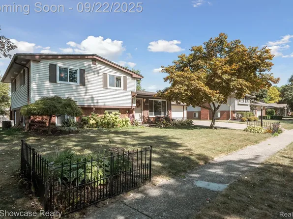 8700 Ringwood Dr, Commerce Township, MI 48382