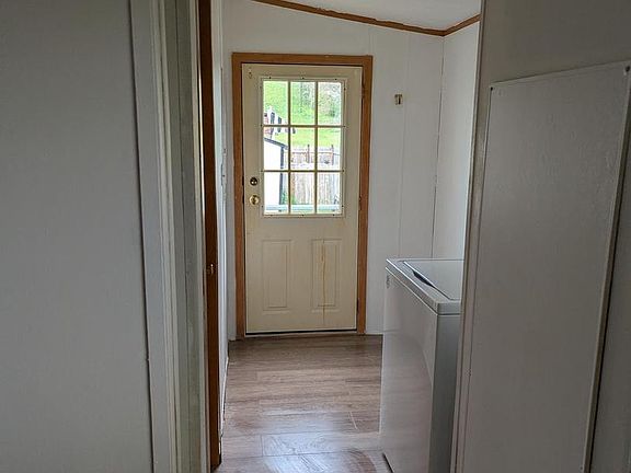 5th image of 81 Laurel St