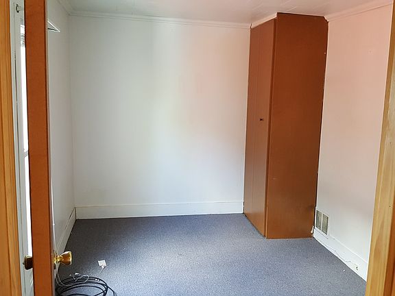 Upstairs guest bedroom 1