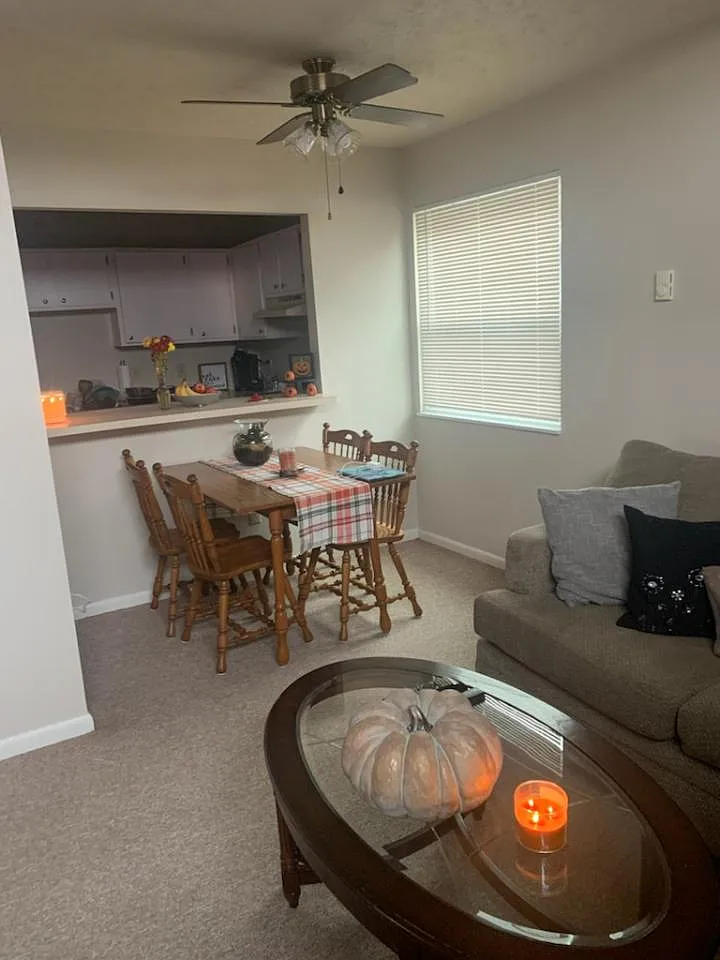 1 bed, 1.5 bath, 850 sqft, $875 — Photo 3