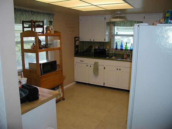 EAT-IN KITCHEN