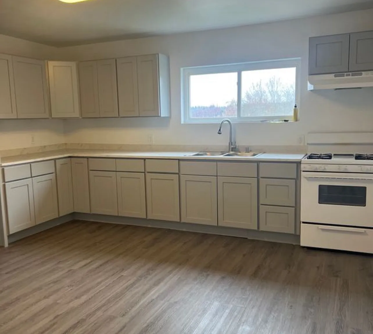 4 bed, 1.5 bath, 1350 sqft, $1,350 — Photo 2