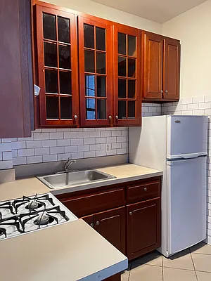 Rented by Myerowtz/Satz Realty Corp | media 29