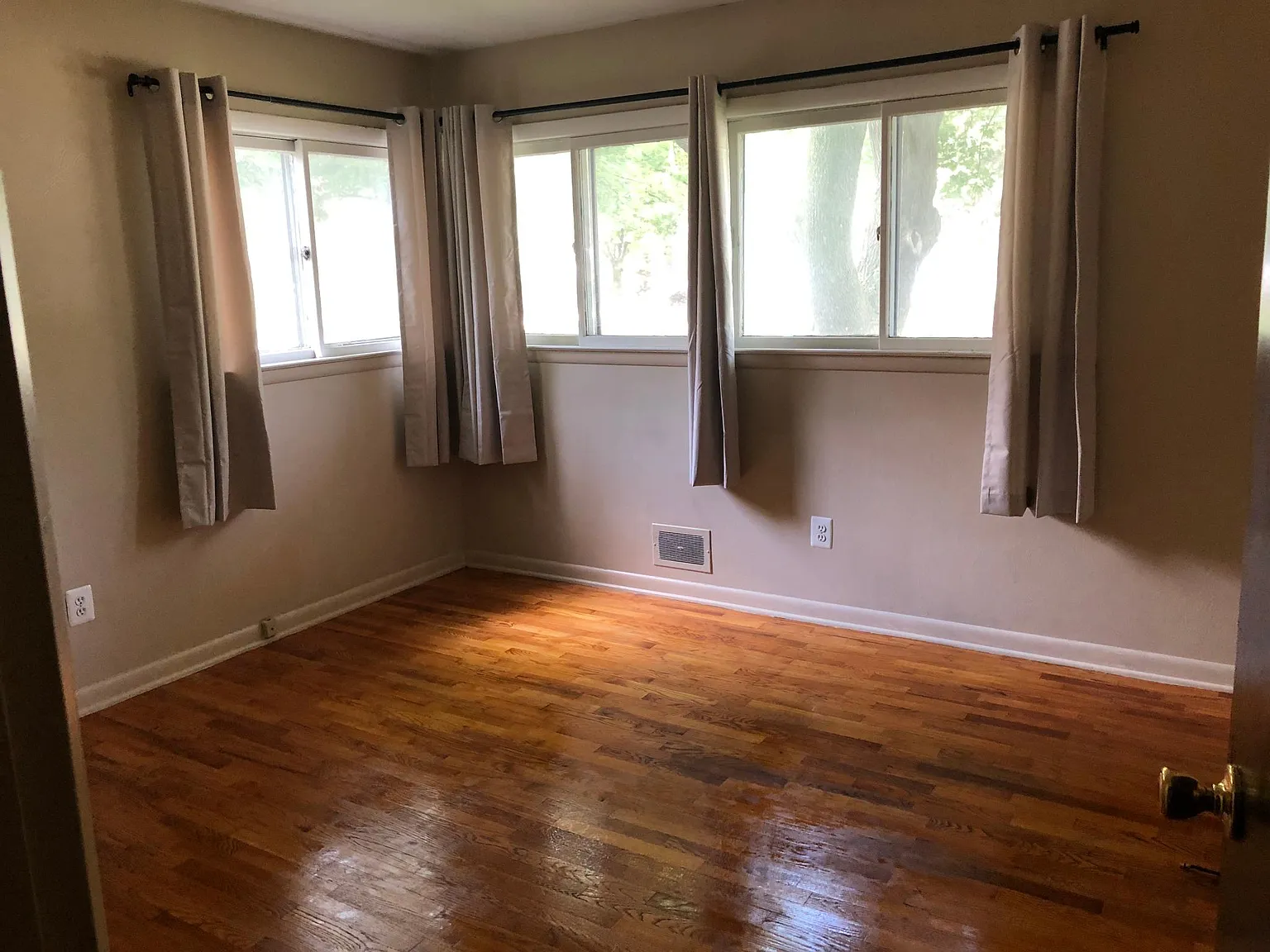 4 bed, 1025 sqft, $2,900 — Photo 3
