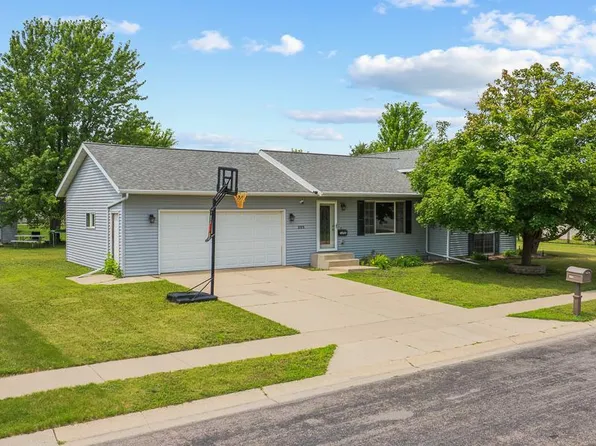 202 Rainbow Dr, Marshall, MN 56258