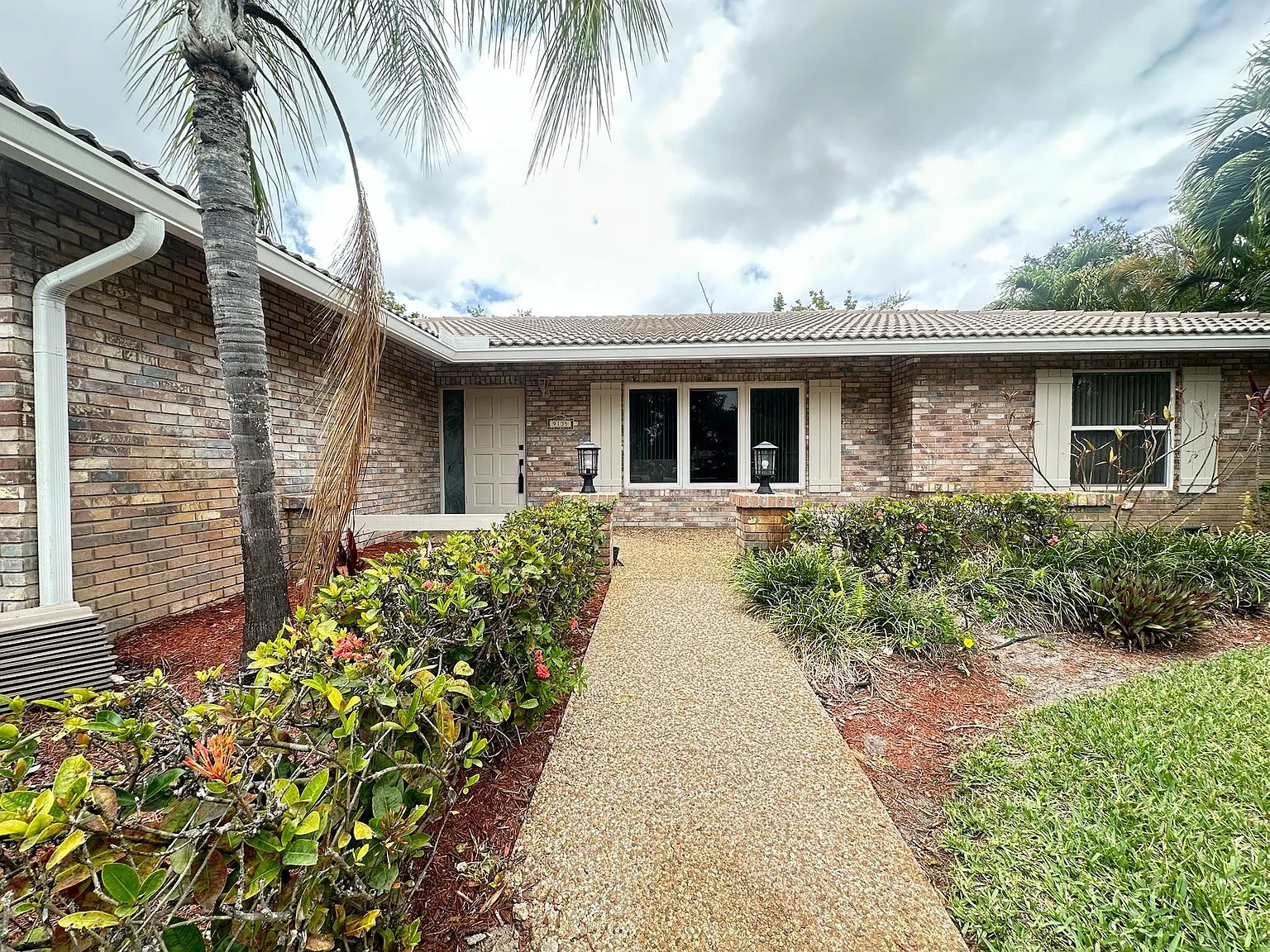 3 bed, 2.0 bath, 2002 sqft, $4,700 — Photo 1