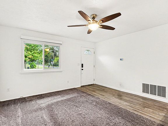 5th image of 293 Oak St