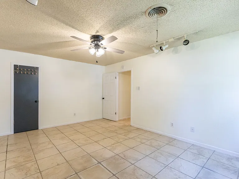 2601 Edgemont Dr — Photo 6