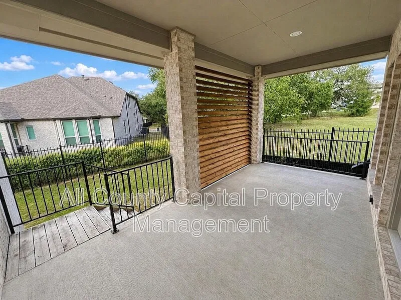 4 bed, 3.5 bath, 2527 sqft, $2,800 — Photo 2