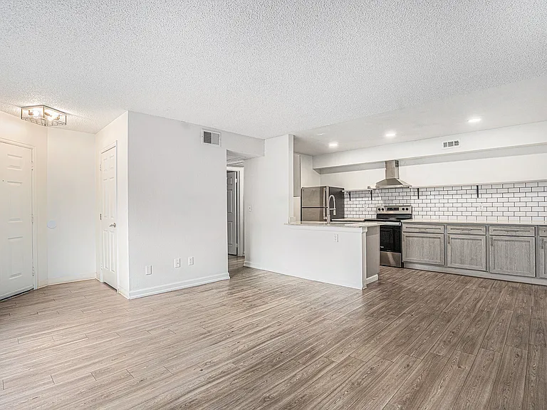 Oakdale Springs Apartments — Photo 31