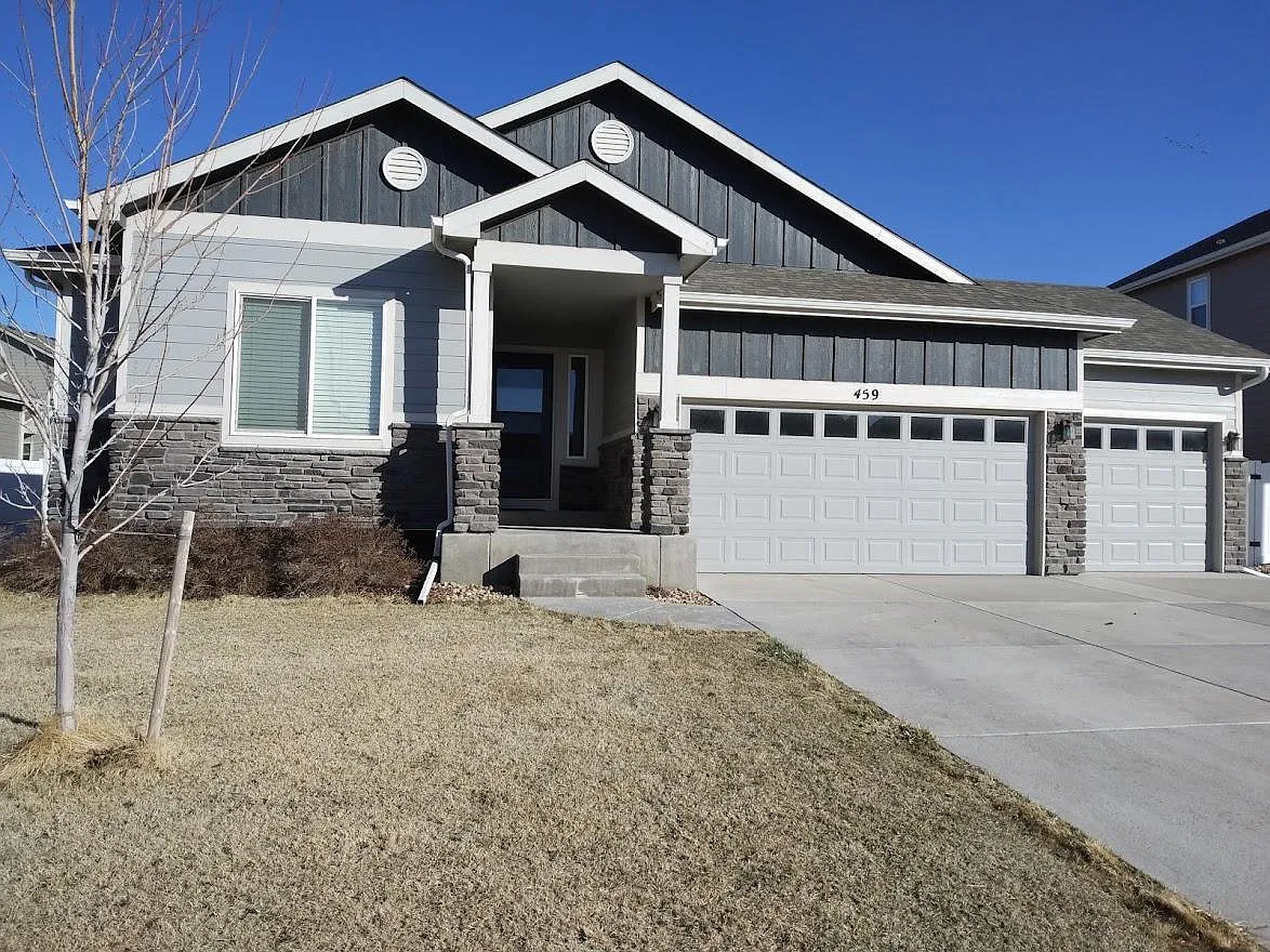 6 bed, 3100 sqft, $2,750 — Photo 1