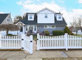 7 Starling Ln, Levittown, NY 11756