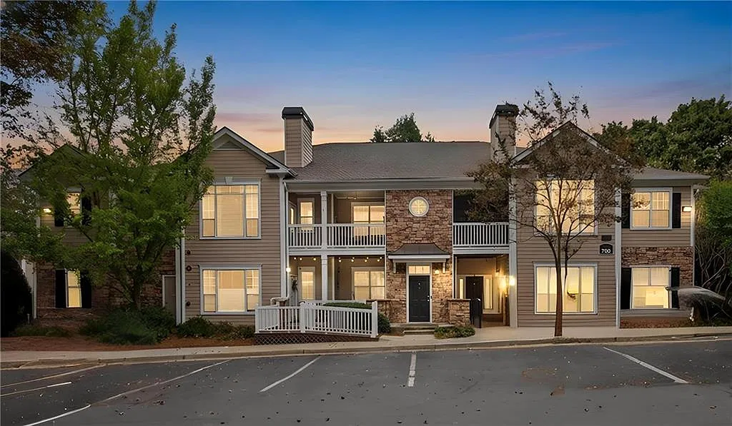 2 bed, 1.0 bath, 1136 sqft, $2,100 — Photo 1