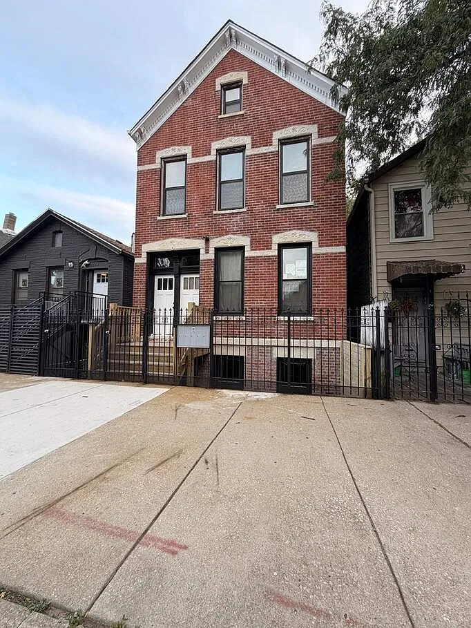 2227 W 21st St — Photo 1