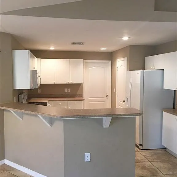 2106 McArthur Ave — Photo 3