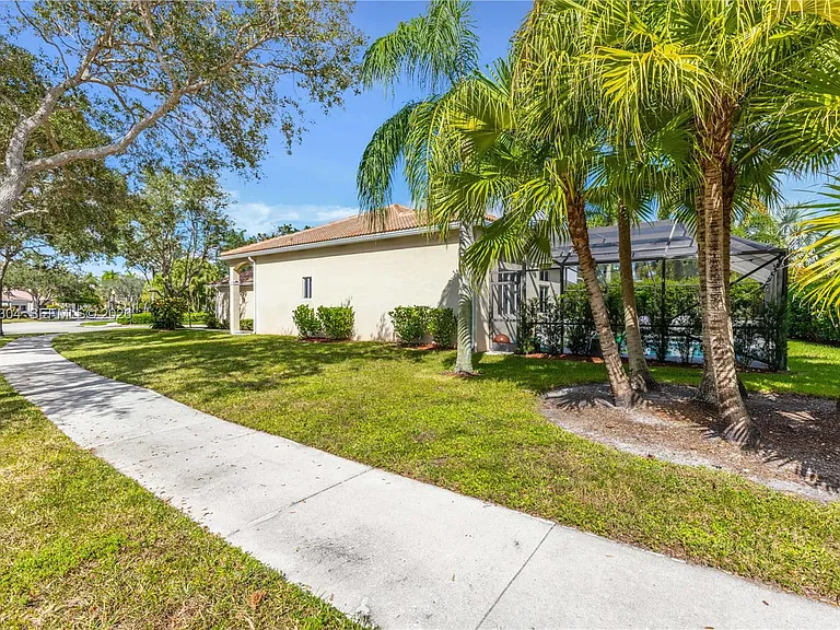 1102 Camellia Cir — Photo 27