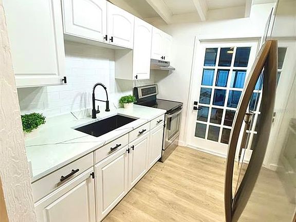 5th image of 2446 Shelley St