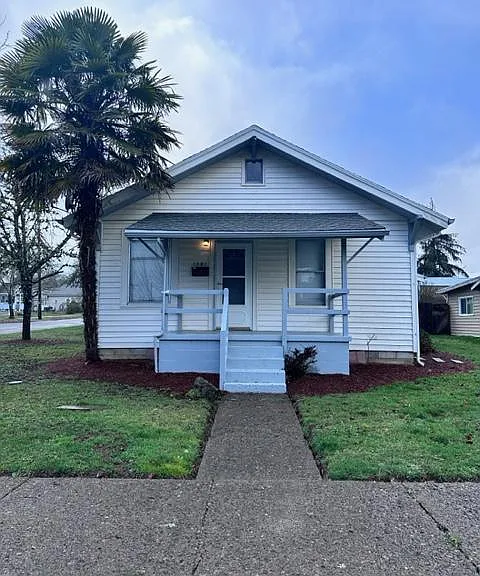 1391 SW Brown St — Photo 3