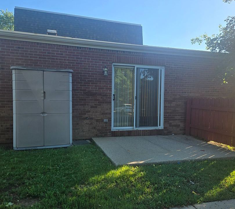 1st image of 444 Gramercy Dr #404-01