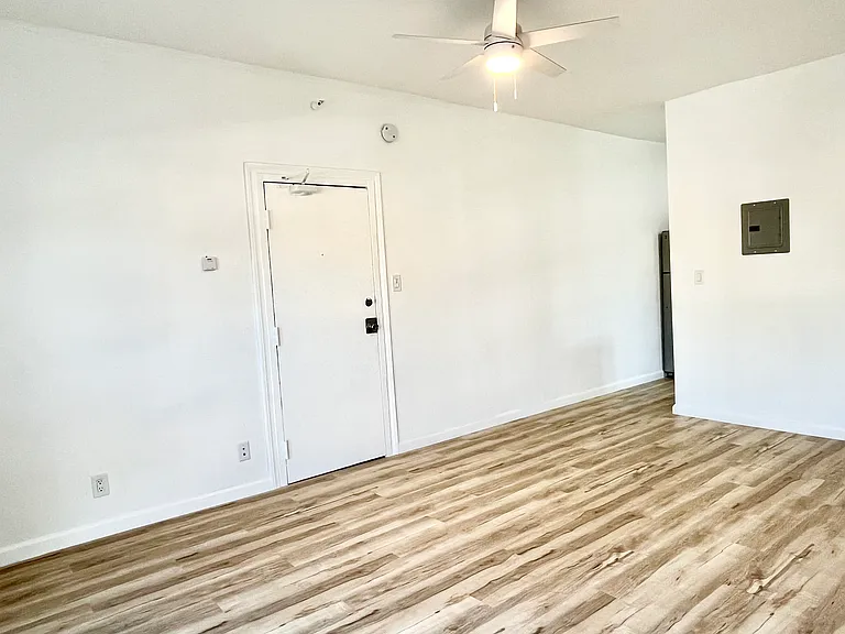 1129 N Madison Ave — Photo 5