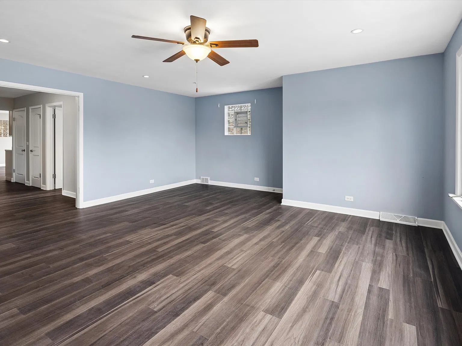 3 bed, 1276 sqft, $2,300 — Photo 3