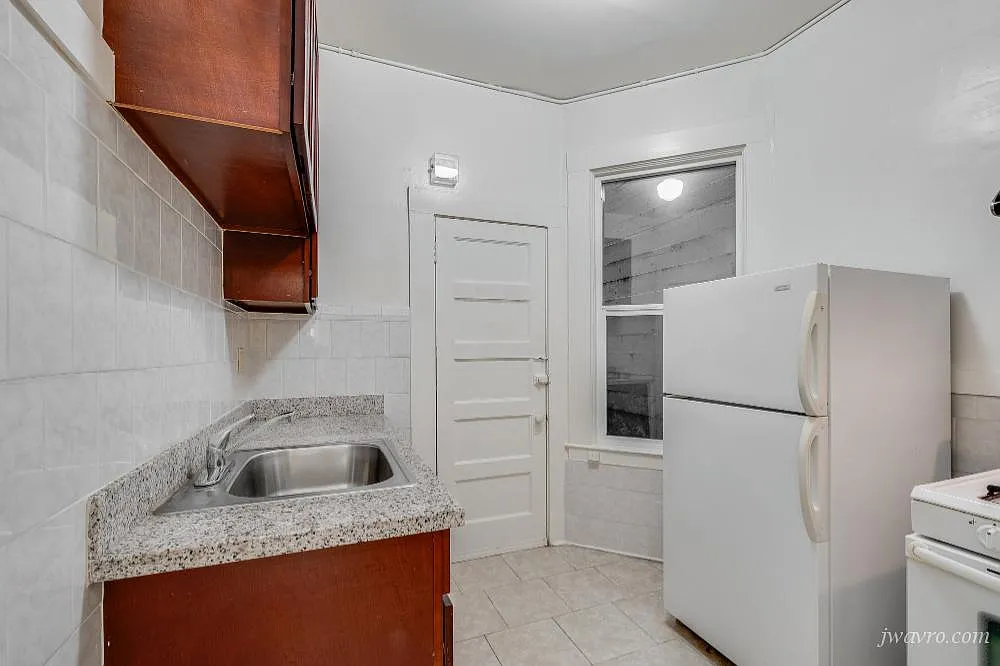 Bright Remodeled Backside Quite Studio Apt! Must See! — Photo 3