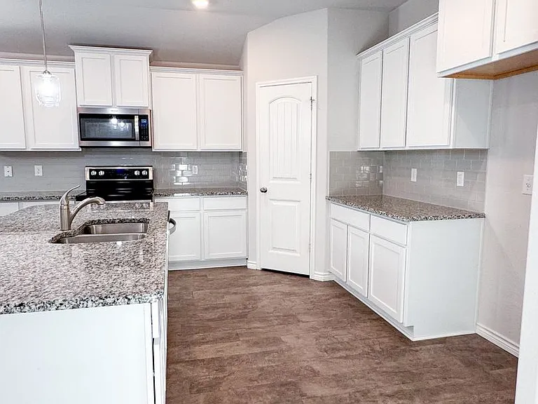6233 Lavaca Dr — Photo 5