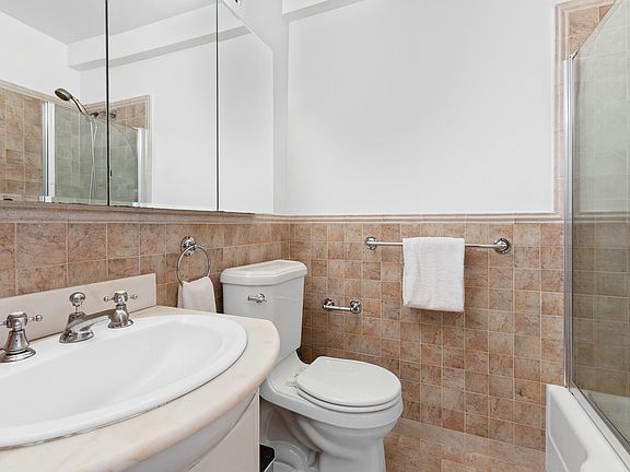 5th image of 220 Madison Ave APT 4R