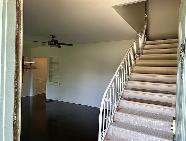 Stair to upper Bedrooms