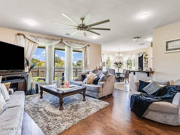 3rd image of 108 Elwick Dr