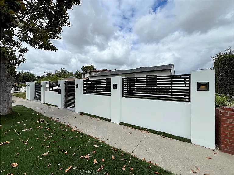 5735 Saloma Ave — Photo 20