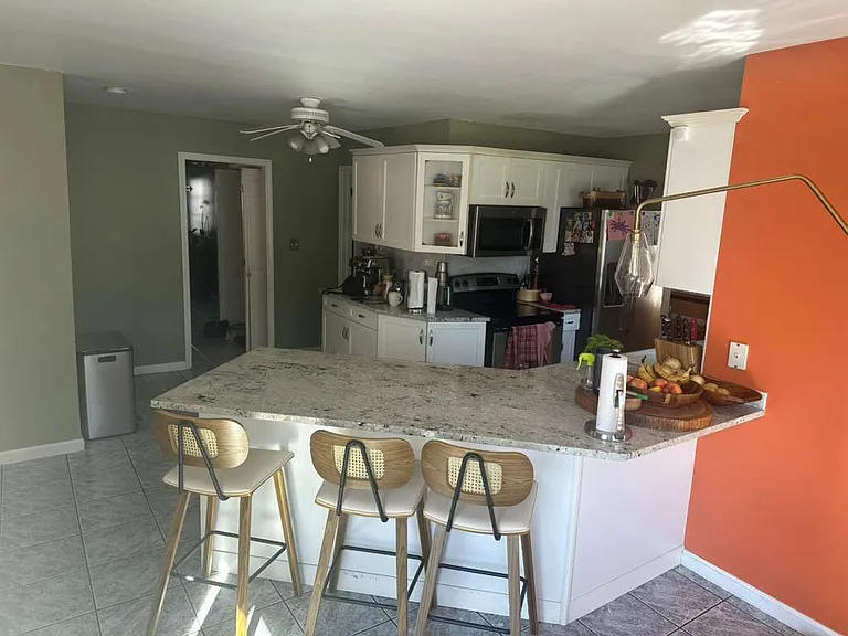 1790 Stratfield Rd — Photo 4