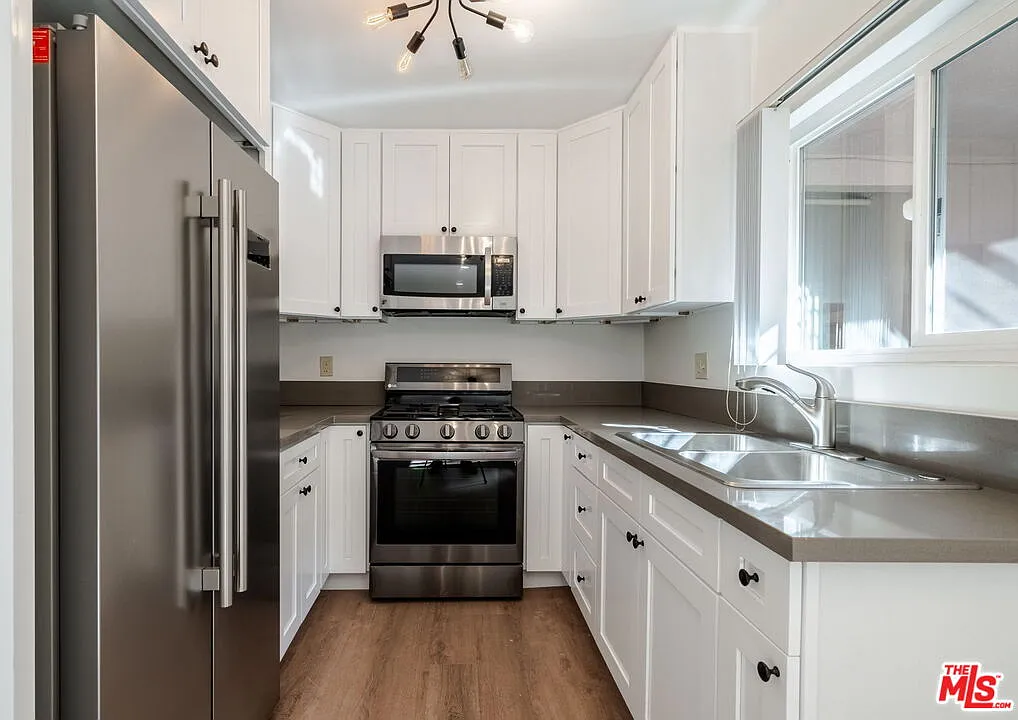 2 bed, 1.0 bath, 700 sqft, $2,099 — Photo 1