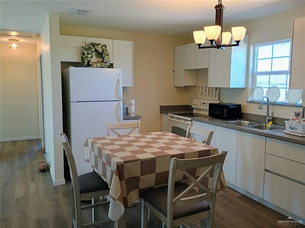 3 bed, 2.0 bath, 1040 sqft, $1,250 — Photo 3