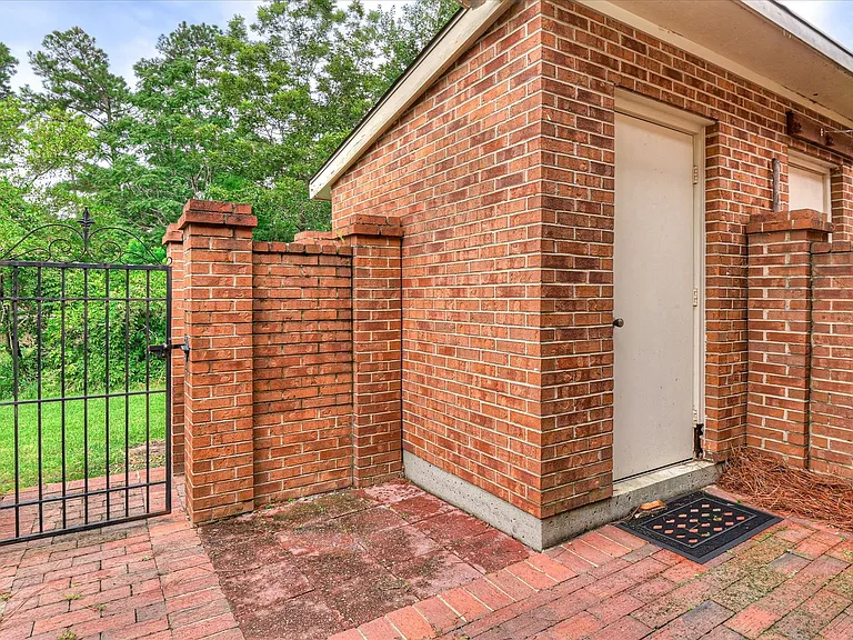 407 Folkstone Cir — Photo 38