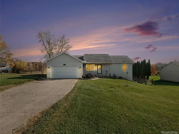 6005 River Rock Dr, Fowlerville, MI 48836