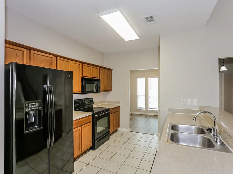 2407 Creekwood St — Photo 8