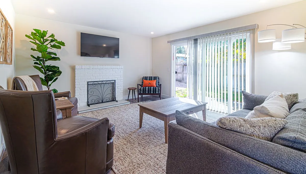 3 bed, 2.0 bath, 1100 sqft, $4,950 — Photo 2