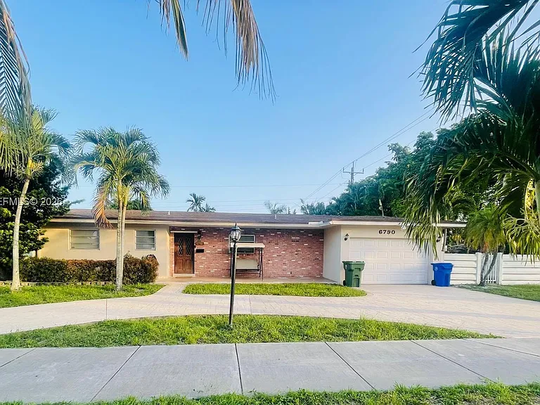 6790 SW 10th Ct — Photo 2