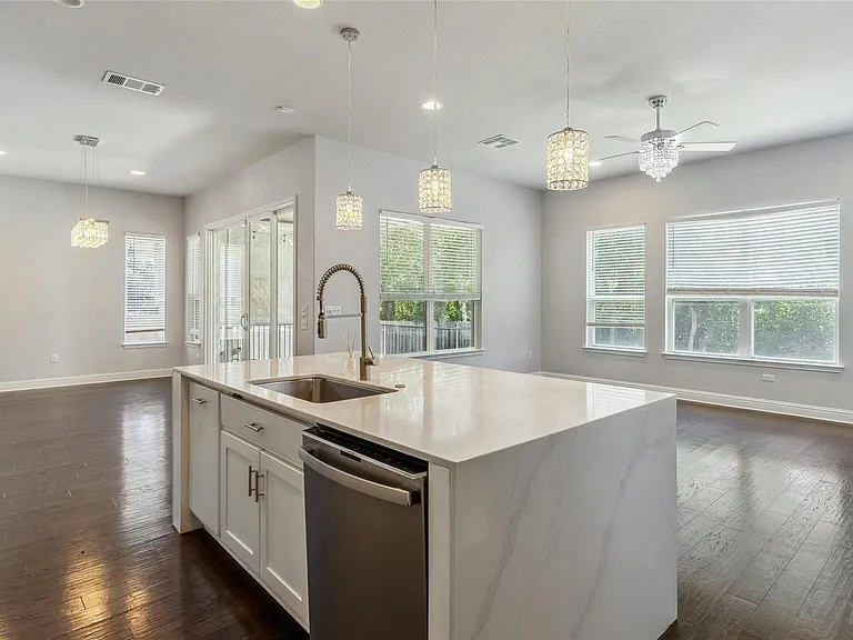 11813 Quintana Cv — Photo 10