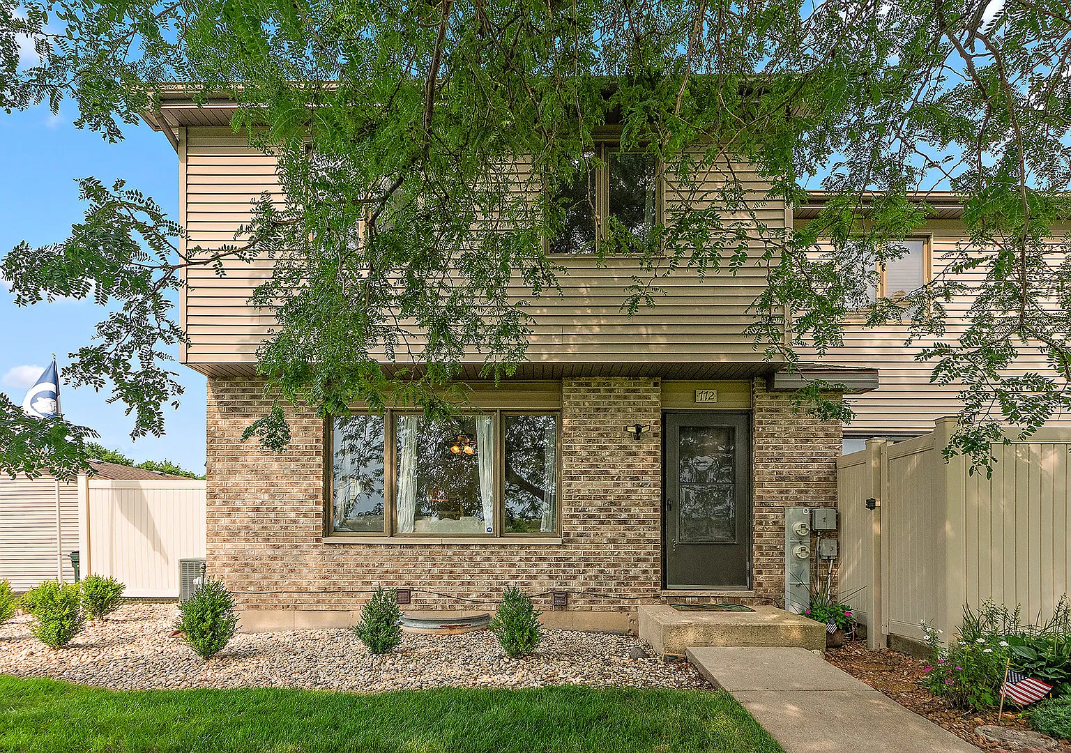 2 bed, 1300 sqft, $2,400 — Photo 1