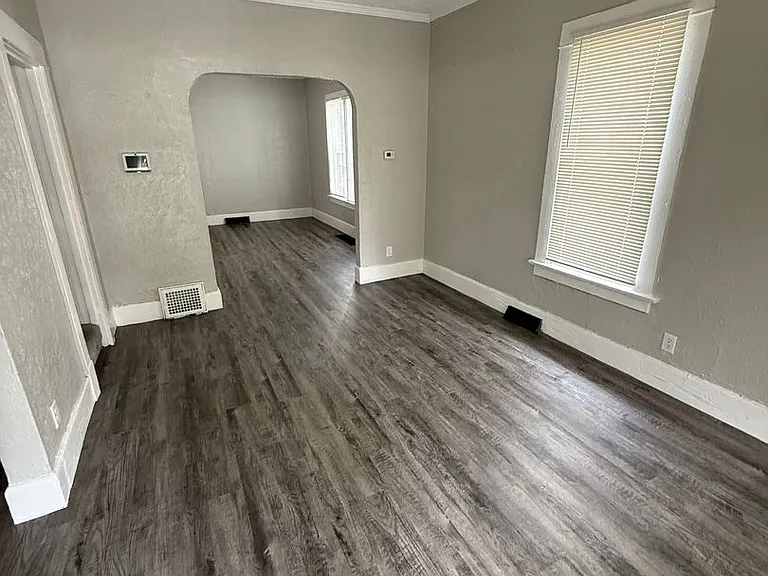 424 E Lake St — Photo 3