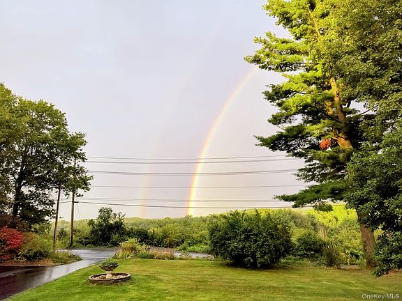 4th image of 165 Round Hill Road