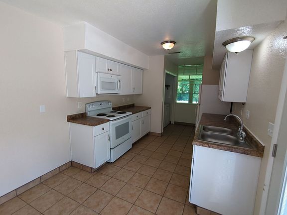 3rd image of 3101 Ellis Ave #2