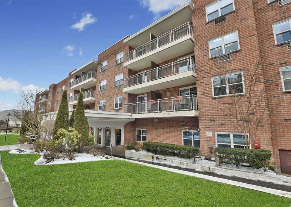1st image of 10 Ipswich Ave APT 3J