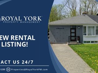 12 Richardson Dr #2, Aurora, ON L4G1Z1