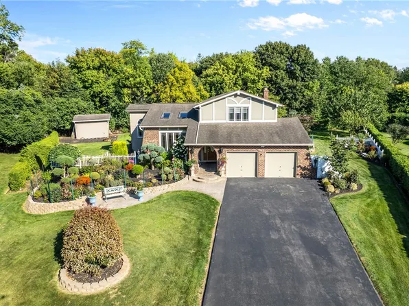 265 Hillary Ln, Penfield, NY 14526