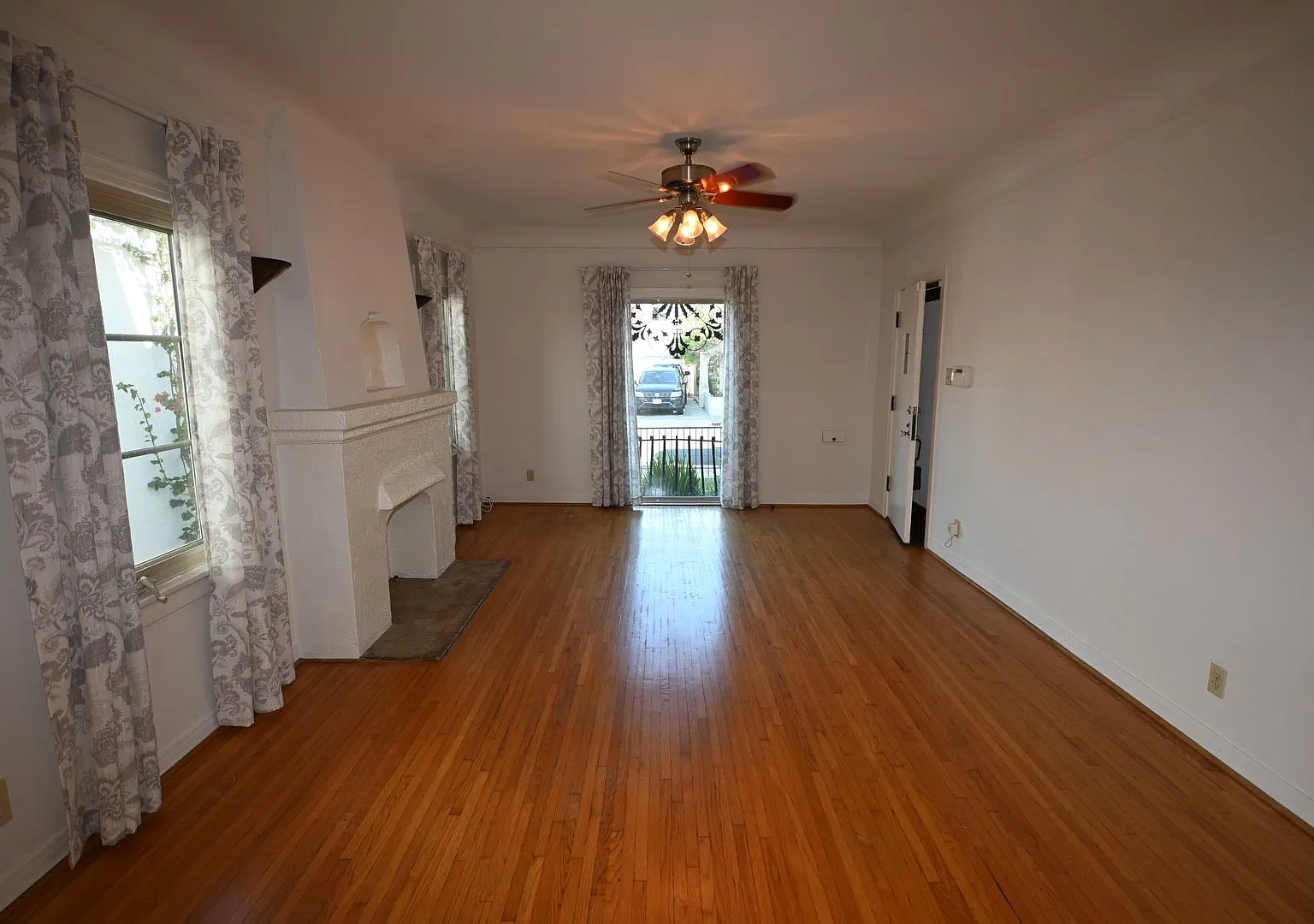 Single story 3 bedroom 2 bath home in Belmont Shore — Photo 2