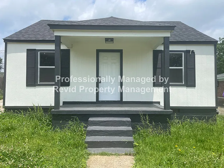 1882 E Person Ave — Photo 2