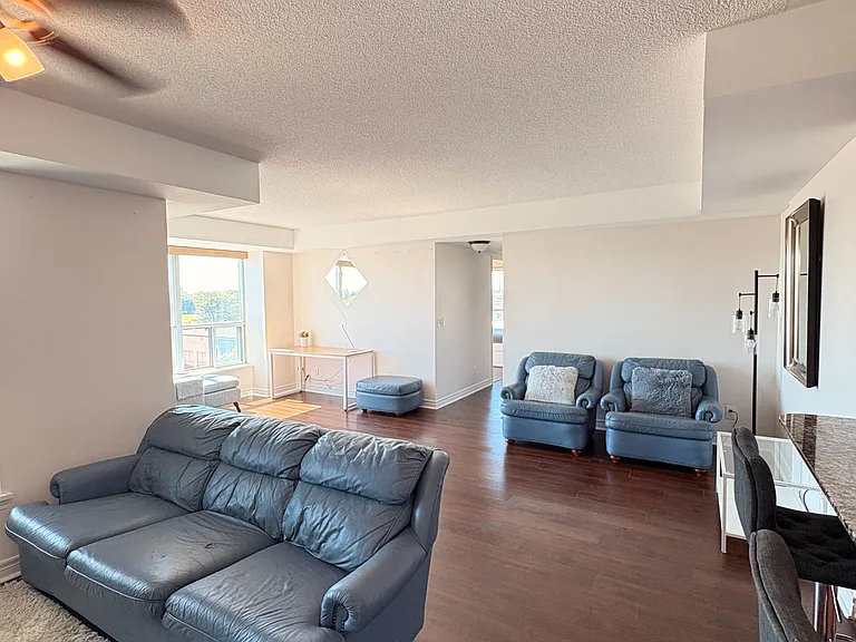 60 Fairfax Cres #425 — Photo 6